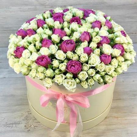 Белые и розовые кустовые розы в большой коробке