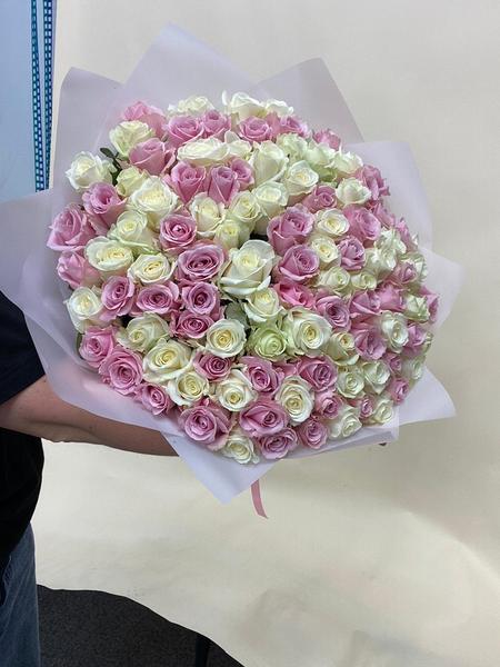 Букет из 101  белой и розовой розы 50 см